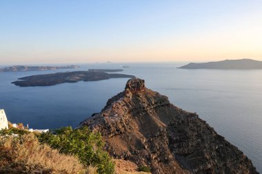 Yunanistan 'ın Santorini kentindeki Imerovigli terasından güzel kaldera ve Skaros rock manzarası
