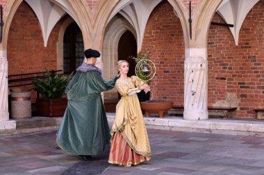 Krakow, Polonya - 29 Temmuz 2021: Performans - Harmonia Mundi, 22. Cracovia Danza Court Dans Festivali kapsamında Jagiellonian Üniversitesi Collegium Maius 'un avlusunda Cracovia Danza Ballet tarafından seslendirildi. 