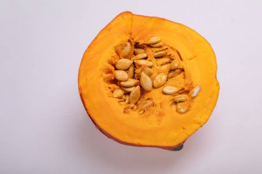 Beyaz arkaplanda izole edilmiş sarı balkabağı sebzesi