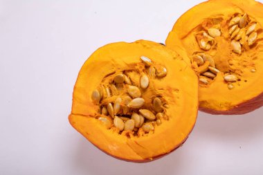 Beyaz arkaplanda izole edilmiş sarı balkabağı sebzesi