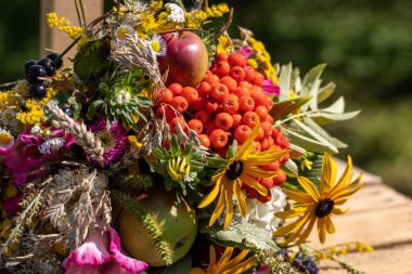 Geleneksel çiçek buketi, bitkiler ve meyveler yazın sembolüdür. 