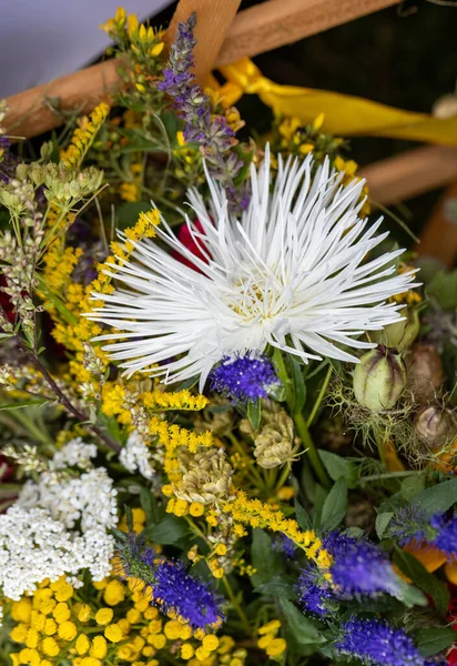 Traditioneller Strauß Von Blumen Kräutern Und Früchten Die Das Symbol — Stockfoto