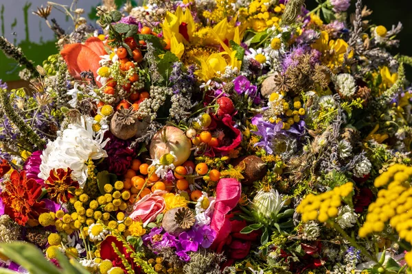 Bouquet Traditionnel Fleurs Herbes Fruits Qui Sont Symbole Été — Photo