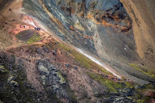 Landmannalaugar Island Juli 2017 Wanderer Den Vulkanischen Bergen Von Landmannalaugar — Stockfoto