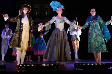 Krakow, Polonya - 25 Temmuz 2021: 22. Cracovia Danza Court Dans Festivali kapsamında Ana Pazar Meydanı 'nda dans gösterisi sırasında sahne alan kostümlü sanatçılar