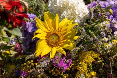 Geleneksel çiçek buketi, bitkiler ve meyveler yazın sembolüdür. 