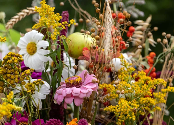 Tradycyjny Bukiet Kwiatów Ziół Owoców Które Symbolem Lata — Zdjęcie stockowe