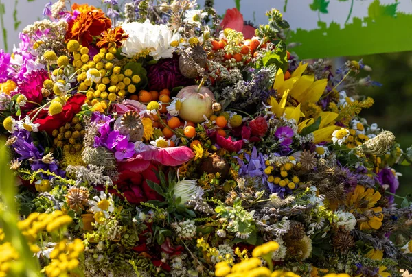 Tradiční Kytice Květin Bylin Ovoce Které Jsou Symbolem Léta — Stock fotografie