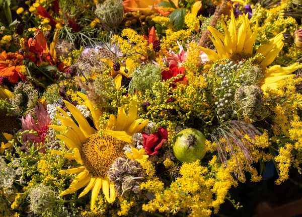 Traditioneller Strauß Von Blumen Kräutern Und Früchten Die Das Symbol — Stockfoto