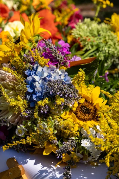 夏のシンボルである花 ハーブ 果物の伝統的な花束 — ストック写真