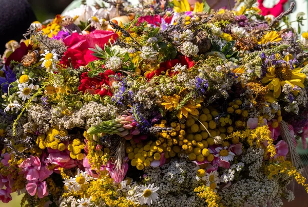 Traditioneller Strauß Von Blumen Kräutern Und Früchten Die Das Symbol — Stockfoto