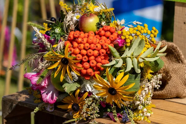 Bouquet Traditionnel Fleurs Herbes Fruits Qui Sont Symbole Été — Photo