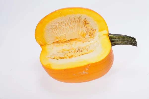 Calabaza naranja fresca aislada sobre fondo blanco — Foto de Stock