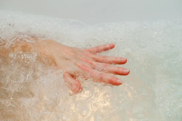 Die Wassermassage müder Hände — Stockfoto