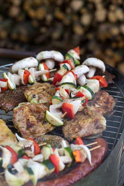 Churrasco com deliciosa carne grelhada e legumes na grelha — Fotografia de Stock