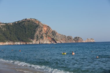 kayalar ve plaj Kleopatra, antalya, Türkiye üzerine kurulu Alanya Kalesi