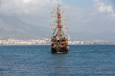 Turistler Türkiye 'nin Alanya kentinde eski yelkenliyle deniz yolculuğunun keyfini çıkarıyorlar.
