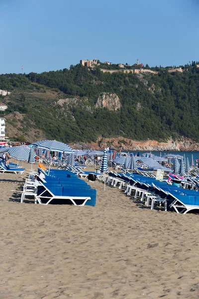 Burg von alanya gebaut auf Felsen und Strand von Kleopatra, antalya, Türkei — Stockfoto