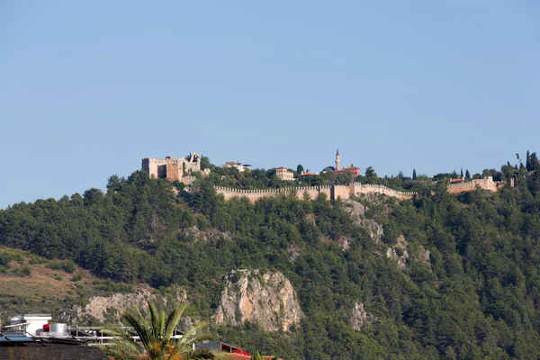 Замок в Алании построен на холме над пляжем Клеопатры. Турция — стоковое фото