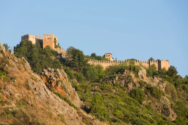 Slottet i alanya byggd på kullen ovanför stranden cleopatra. Turkiet — Stockfoto