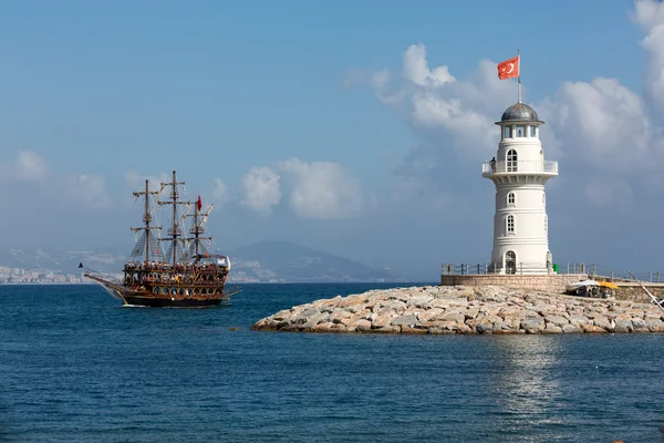 Turister njuter av sjöresa på vintage segelfartyg i Alanya, Turkiet. — Stockfoto