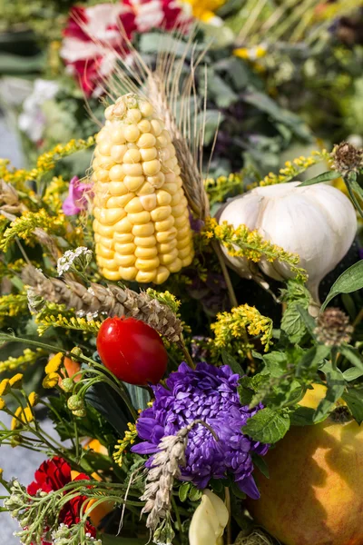 Hermosos ramos de flores y hierbas — Foto de Stock