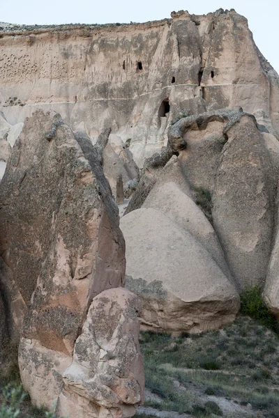A sziklaalakzatok a Göreme nemzeti parkban. Cappadocia, Törökország — Stock Fotó