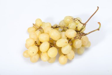 tatlı ve olgun beyaz üzüm üzerine beyaz izole