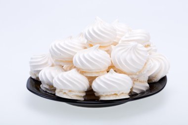 Fransız vanilya kremalı kurabiye beyaz zemin üzerine