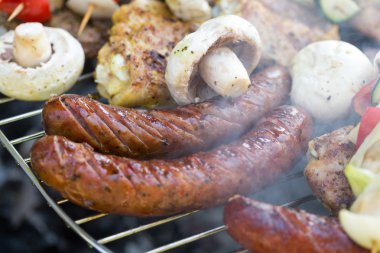 Barbekü ile lezzetli ızgara et ve sebze ızgara