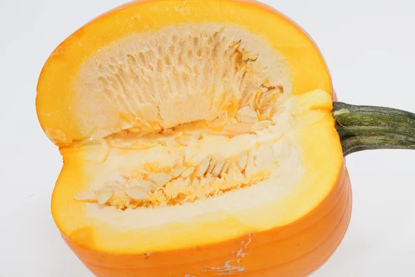 白い背景に隔離された新鮮なオレンジのカボチャ — ストック写真