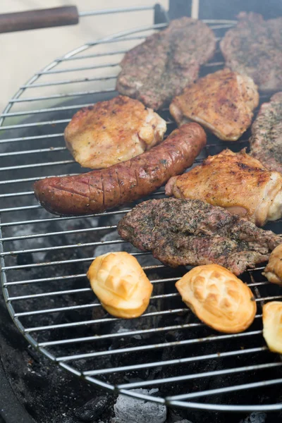 Barbekyu dengan daging panggang yang lezat di panggangan — Stok Foto