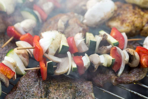 Barbecue s vynikající grilované maso a zelenina na grilu — Stock fotografie