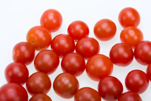 Beyaz arka planda izole edilmiş taze kiraz domatesleri. — Stok fotoğraf