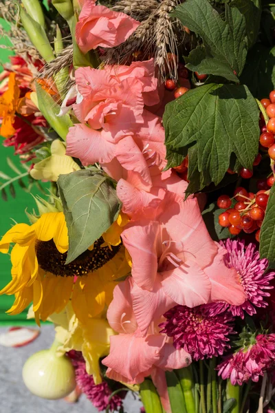 Schöne Blumensträuße und Kräuter — Stockfoto