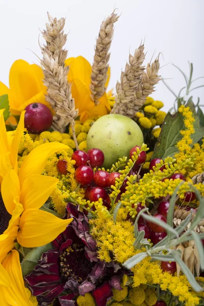 Beaux bouquets de fleurs et d'herbes — Photo