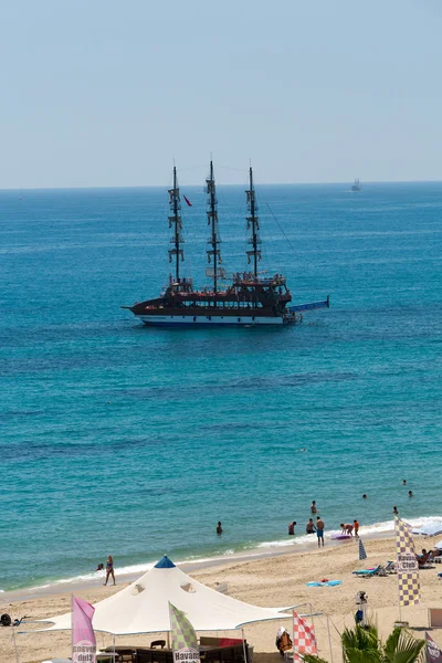 Alanya - η παραλία της Κλεοπάτρας. Η Αλάνια είναι ένα από τα πιο δημοφιλή παραθαλάσσια θέρετρα στην Τουρκία — Φωτογραφία Αρχείου