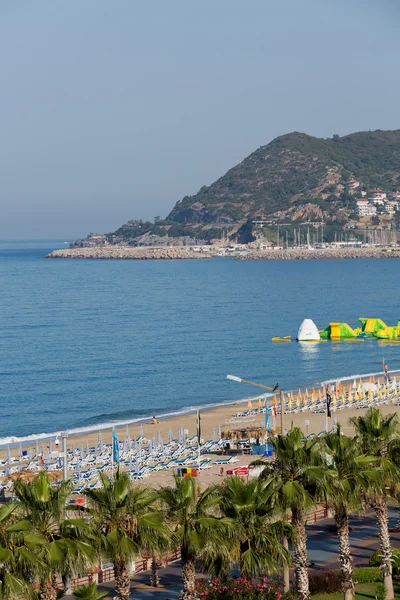 Alanya - plaża Kleopatry. Alanya jest jednym z najbardziej popularnych nadmorskich kurortów w Turcji — Zdjęcie stockowe