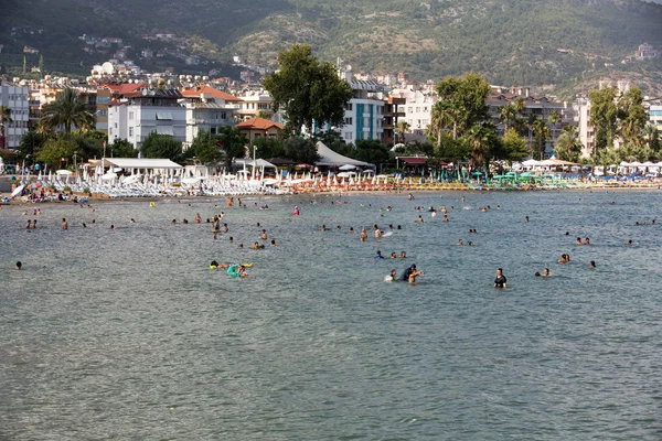 Alanya - plaży aladdin. Alanya jest jednym z najbardziej popularnych nadmorskich kurortów w Turcji — Zdjęcie stockowe