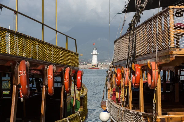 Vintage voiliers et phare dans le port d'Alanya, Turquie . — Photo