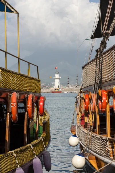 Barche a vela d'epoca e faro nel porto di Alanya, Turchia . — Foto Stock