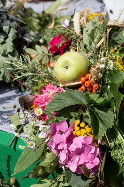 Beaux bouquets de fleurs et d'herbes — Photo