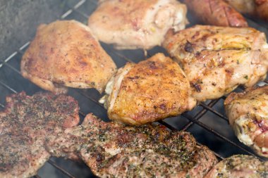Barbekü ile lezzetli ızgara et ve sebze ızgara