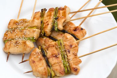 Nefis ızgara et ve pırasa ile Barbekü