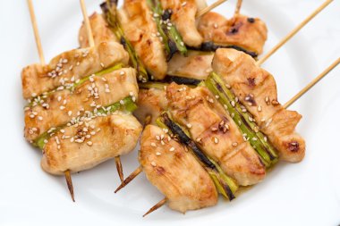 Nefis ızgara et ve pırasa ile Barbekü