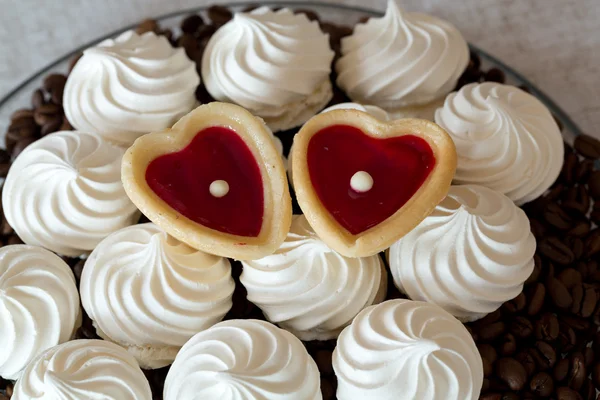 French vanilla meringue cookies and two sweet hearts — Stock Photo, Image