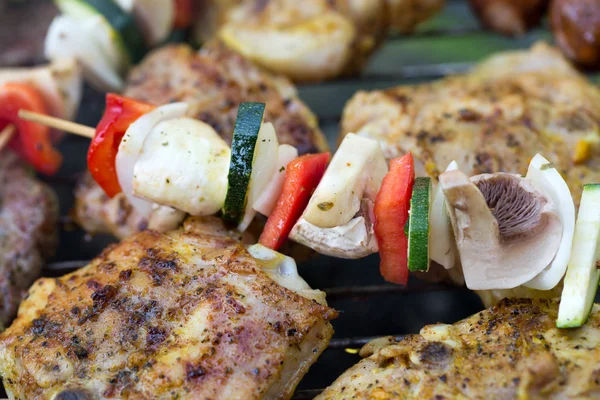 Churrasco com deliciosa carne grelhada e legumes na grelha — Fotografia de Stock