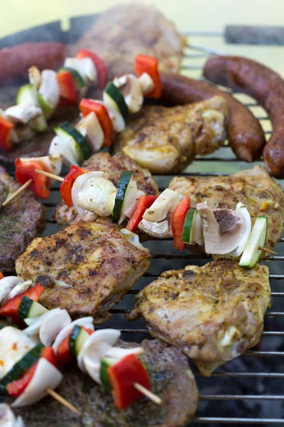 Barbecue avec de délicieuses viandes et légumes grillés sur le gril — Photo