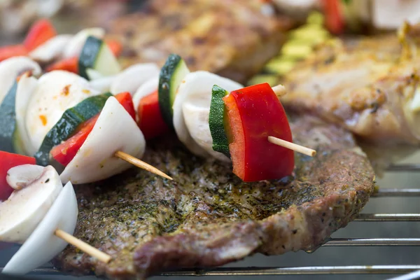 Barbecue s vynikající grilované maso a zelenina na grilu — Stock fotografie