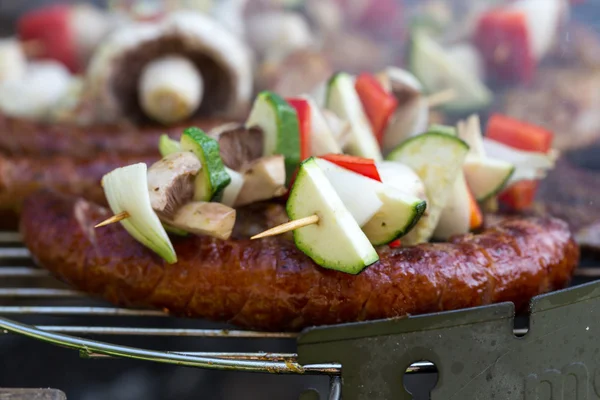 おいしい焼き肉と季節野菜のグリルとバーベキュー — ストック写真